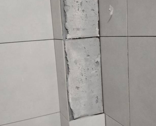 婺城瓷砖空鼓维修公司分享下瓷砖施工前基层浇水润湿程度不足，可能导致以下问题