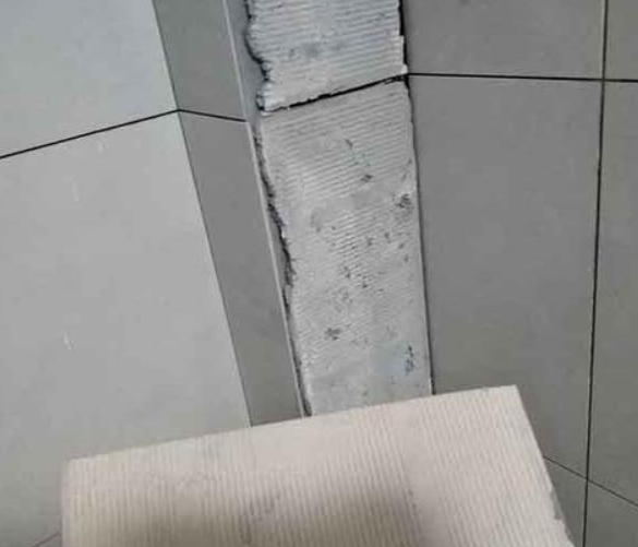 婺城瓷砖空鼓维修公司分享下厨房瓷砖脱落的补救措施。
